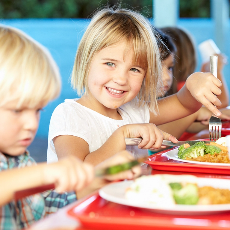 Dzieci jedzące posiłek