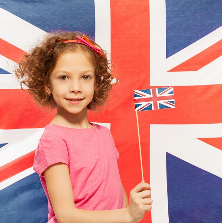 Dziewczynka na tle angielskiej flagi