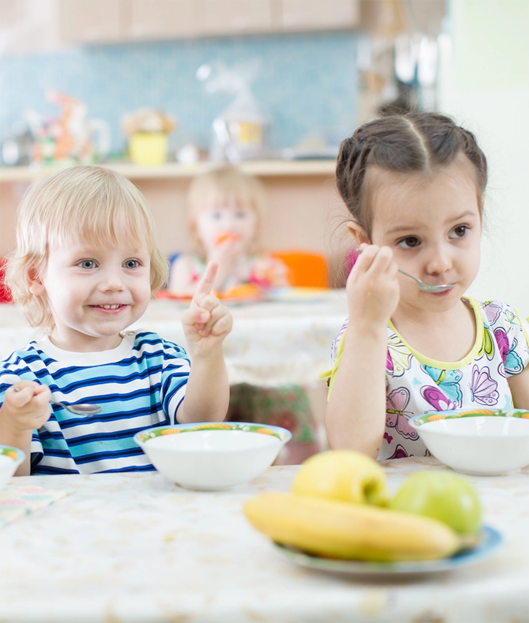 Dzieci jedzące zupę