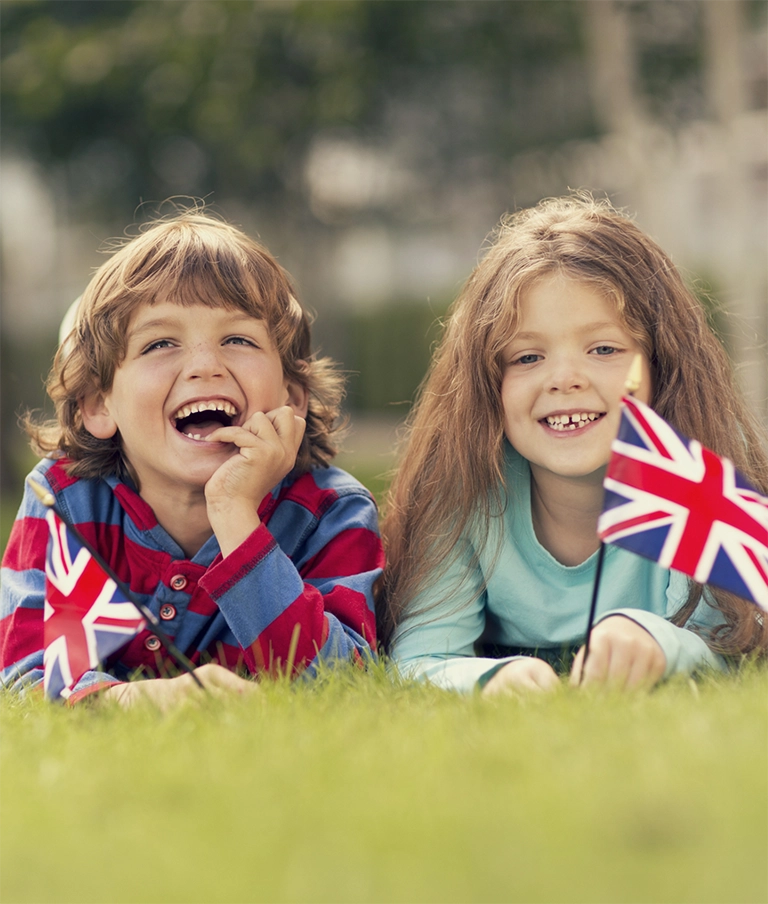 Dzieci trzymająca flagi Wielkiej Brytanii